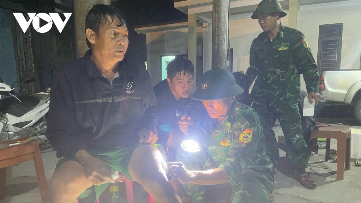 Cứu 3 ngư dân bị đắm tàu trên biển Quảng Bình